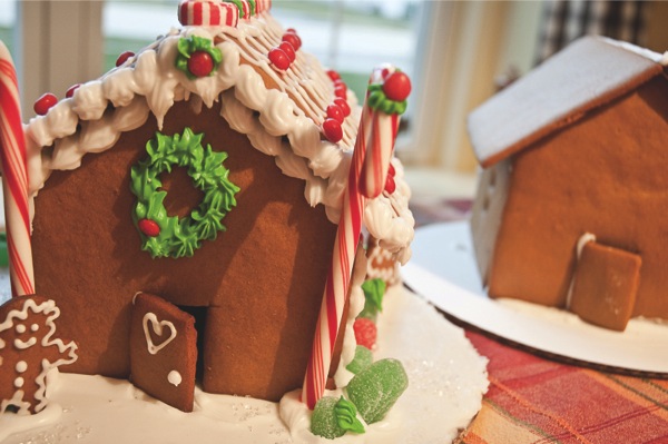 Cutline: It started in a small apartment 44 years ago, when the Fennemans lived with another couple. Over the years, Linda and Frank Fenneman have built making gingerbread houses into a tradition they share with their entire family. (Photos by Chris LaPelusa/Sun Day)