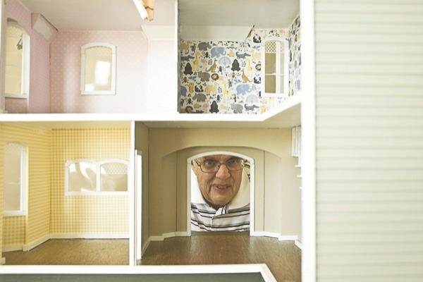 The interior of Wesley Anderson’s latest dollhouse. Anderson says his dollhouses takes hundreds of hours. (Photos by Chris LaPelusa/Sun Day)
