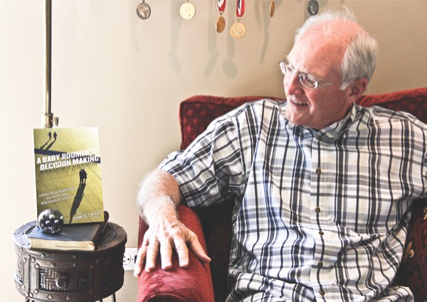 Edgewater resident Francis Kostel is the author of “A Baby Boomer’s Decision Making, a book that helps guide seniors to make choices on family, finance, love and more. (Photo by Hannah Sturtecky/Sun Day)