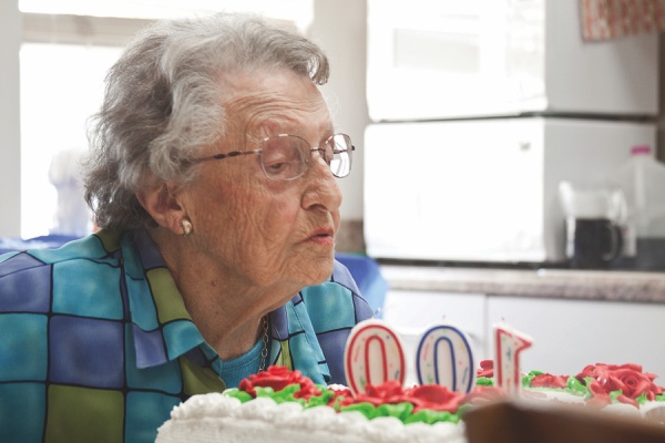 Kay Harlow celebrates her 100th birthday at the library. (Photo by Chris LaPelusa/Sun Day)