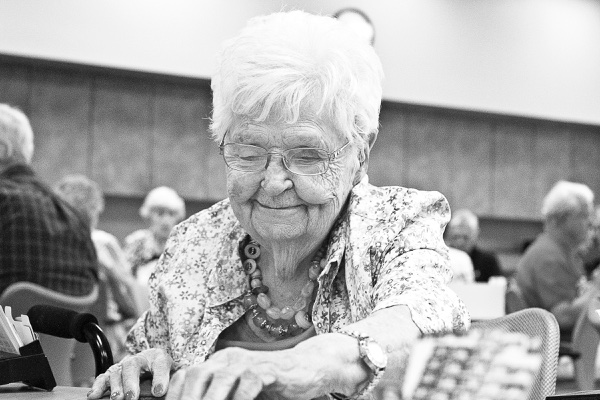 Helen Hays playing bridge at one of her weekly games. (Photo by Chris LaPelusa/Sun Day)