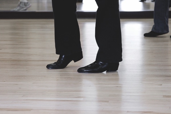 Line dancing instructor Nick Damalas taps to the beat at a recent exercise. (Photo by Chris LaPelusa/Sun Day)