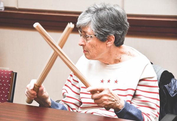 Parkinsons sufferer Betty Gaudio beats out a rhythm in a Rhythmic Auditory Stimulation exercise. (Photo by Christine Such/Sun Day)