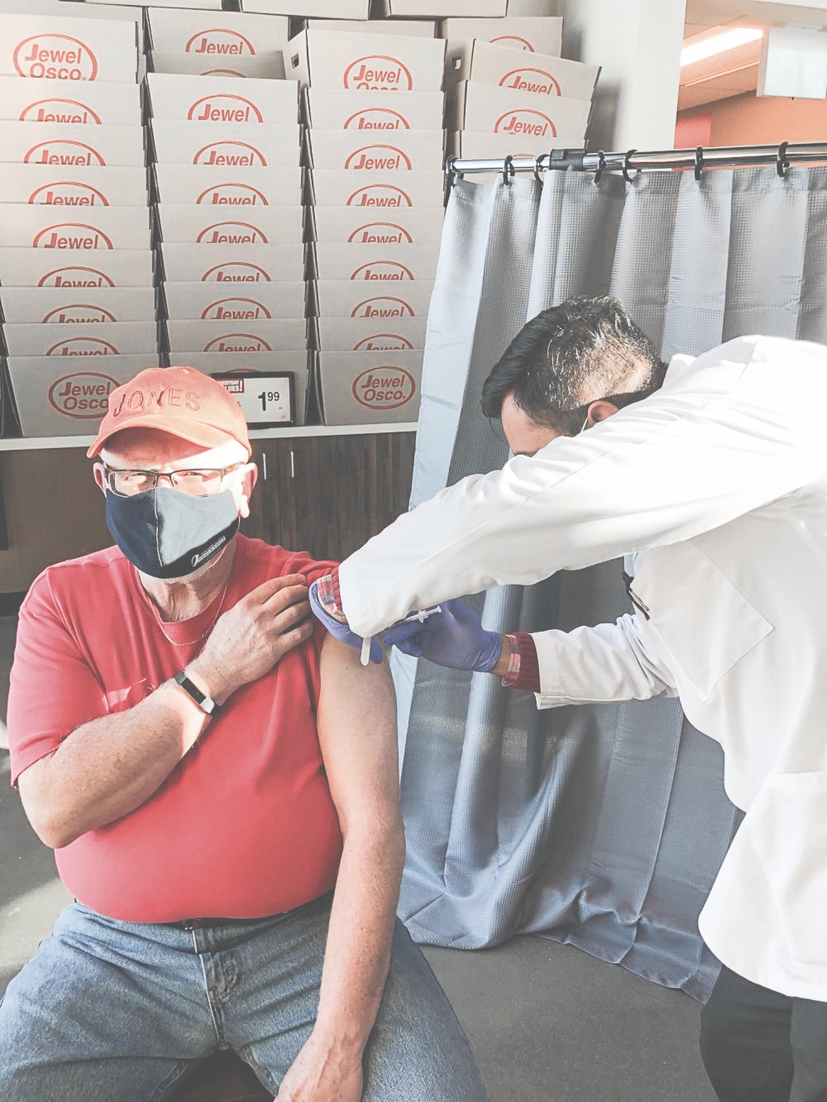 Sun City resident and military historian Mikek Ptak and happily receives his first dose of the Pfizer vaccine administered by Jewel-Osco. (Photo provided)