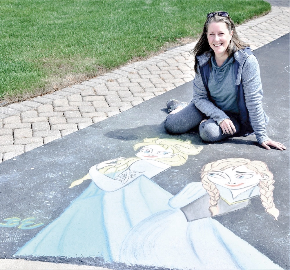 Sun City daughter Bridget Erion completes drawing of Elsa and Anna from Disney’s Frozen for a Sun City Resident’s granddaughter. (Photos by Christine Such/Sun Day)