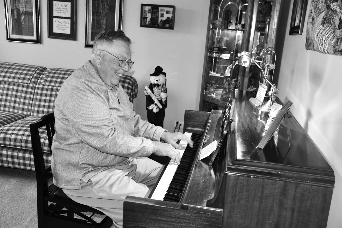 Retired music teacher Ed Richard once started an impromptu concert playing Liberace’s famous crystallized Baldwin piano while visiting the Liberace Museum in Las Vegas. (Photo by Christine Such/My Sun Day News)