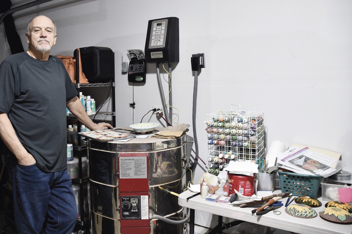 Sun City ceramics artist John Garland with his kiln. (Photos by Christine Such/My Sun Day News)