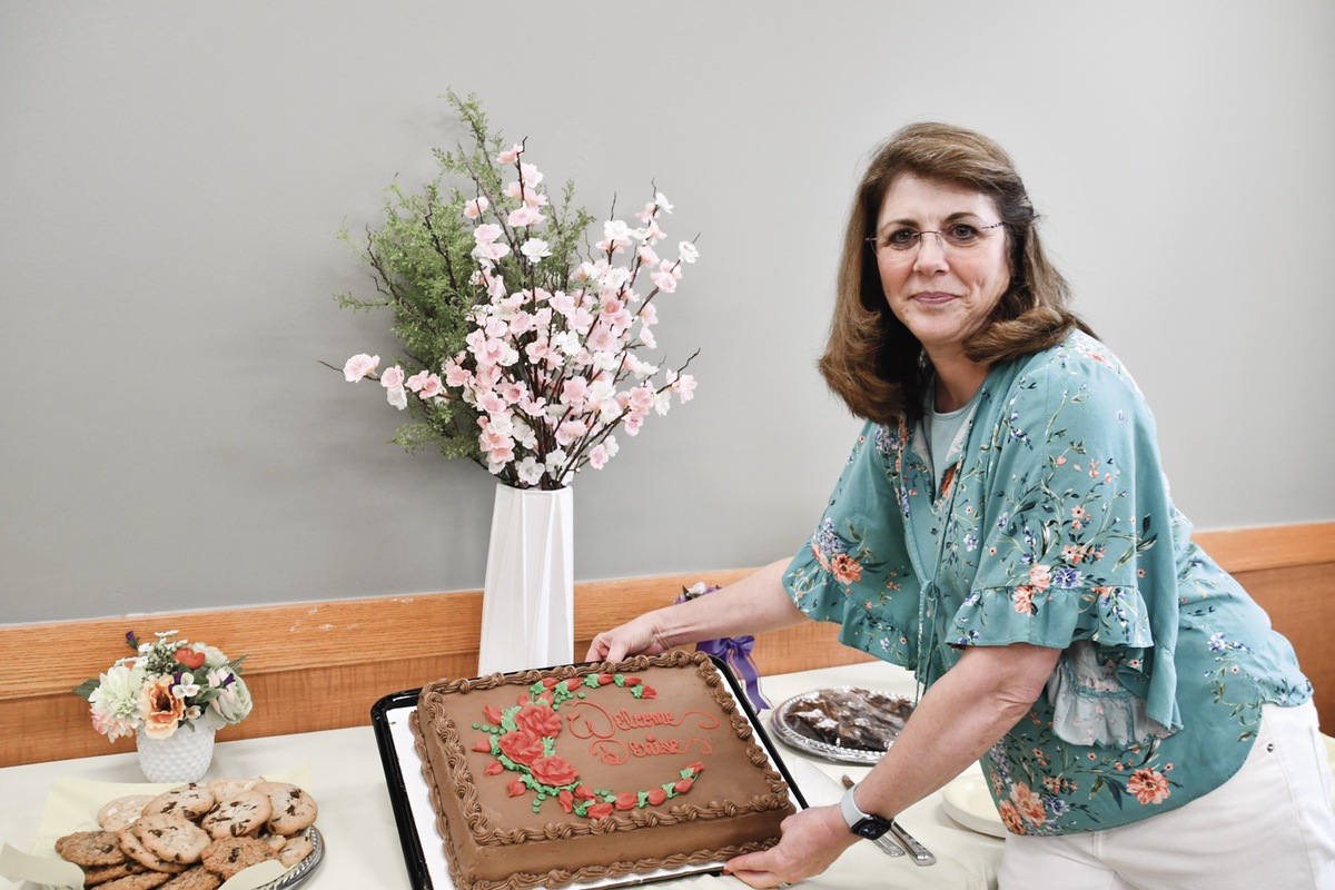 The Prairie singers welcome new director Denise Caliendo. (Photo by Christine Such/My Sun Day News)