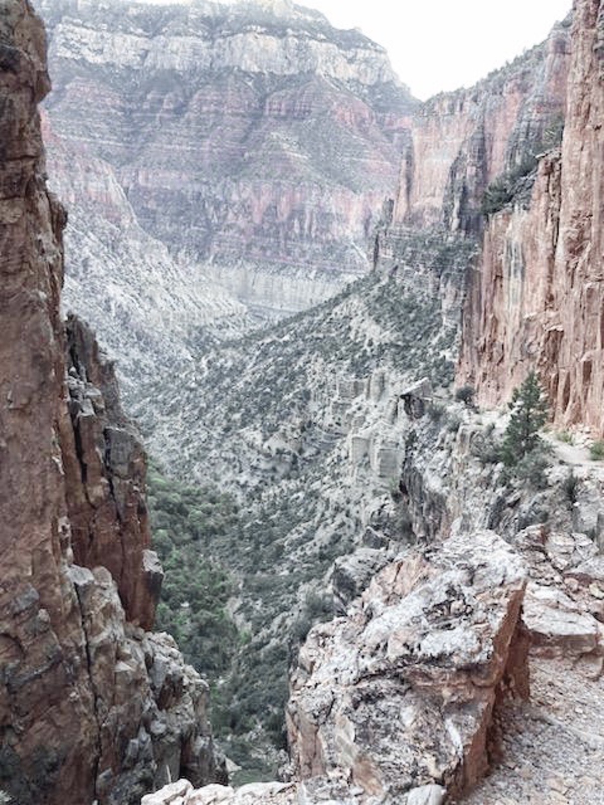 A narrow path with a sharp drop along the Grand Canyon R2R hike
