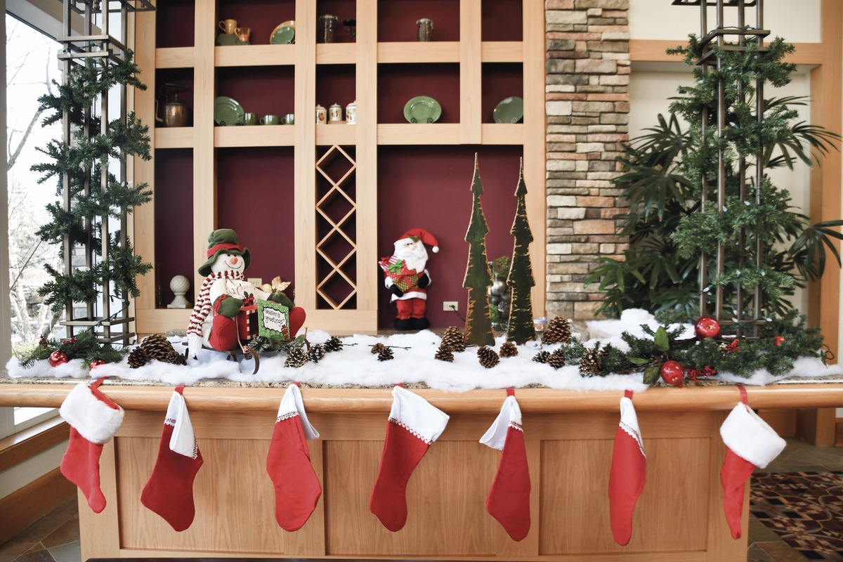 Prairie Lodge decorated for the holidays by the Sun City Sunflower Garden Club. Photo of Fountain View bar. (Photo by Christine Such/My Sun Day News)