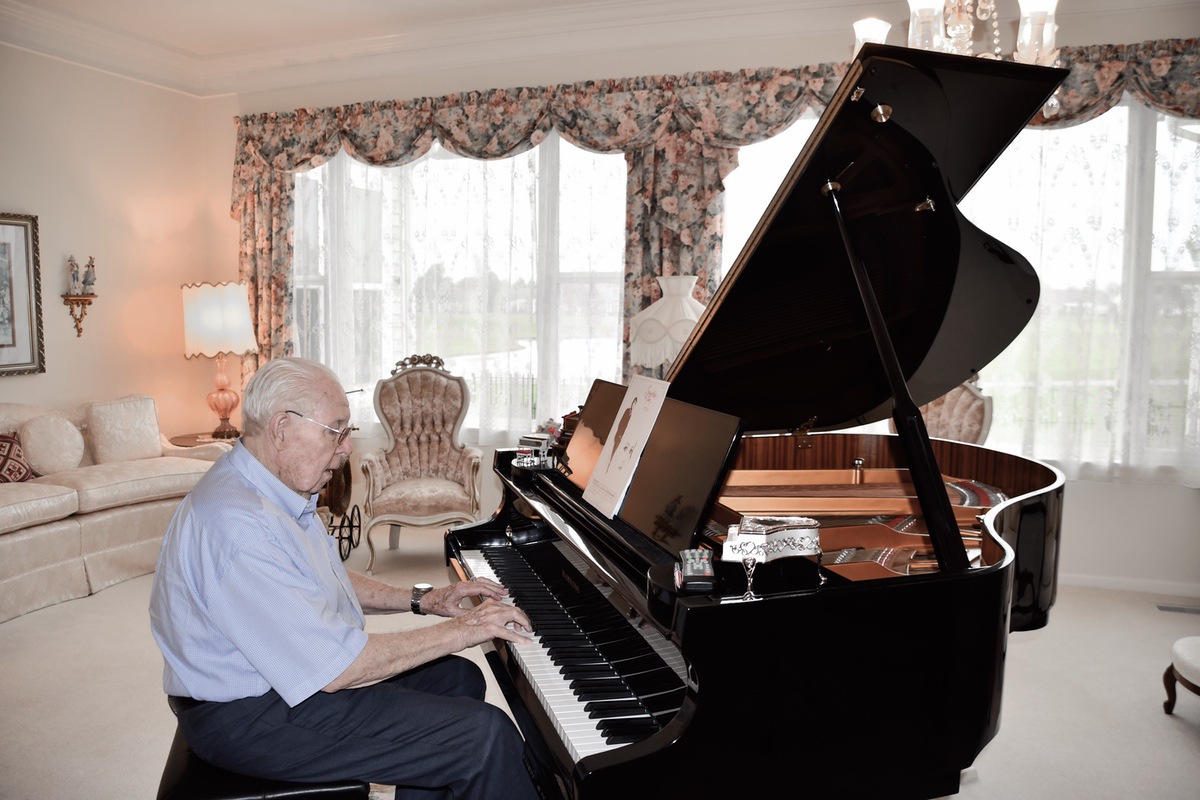 Jim Suro playing tunes on his Baldwin grand piano. (Photo by Christine Such/My Sun Day News)