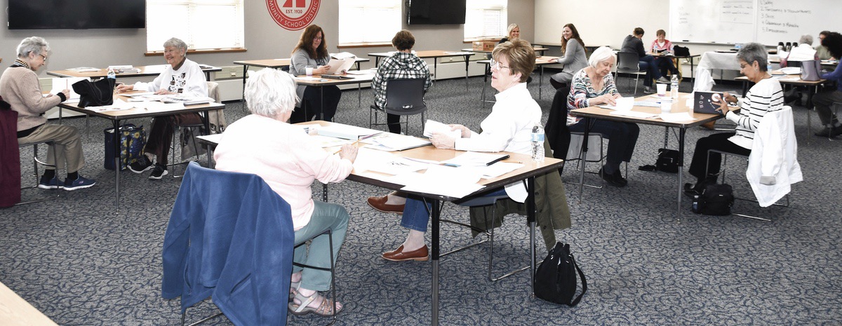 Sun City residents and D158 staff reading student stories. (Photo by Christine Such/My Sun Day News)