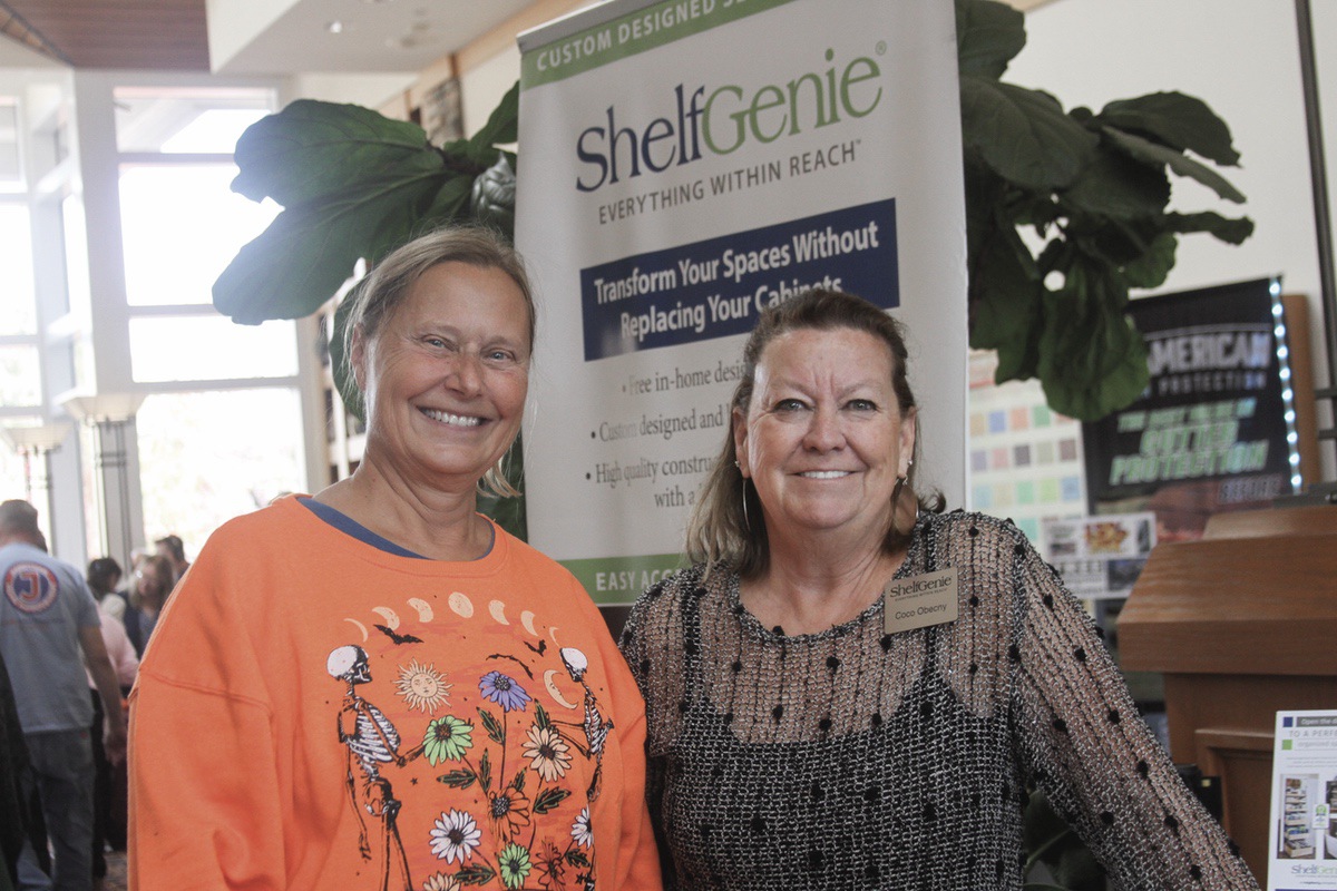 Sun City resident Belinda Foster (left) chats with ShelfGenie representative Coco Obecny. (Photo by Steve Peterson/My Sun Day News)
