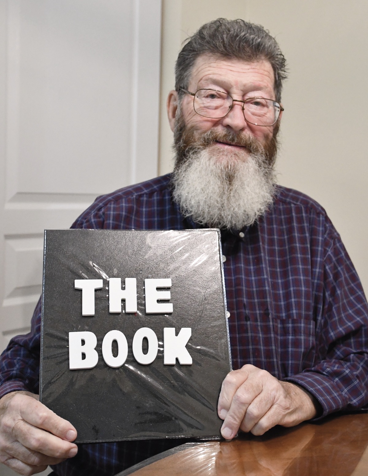 Santa actor Bob Begora with his book of nice children. (Photo by Christine Such/My Sun Day News)